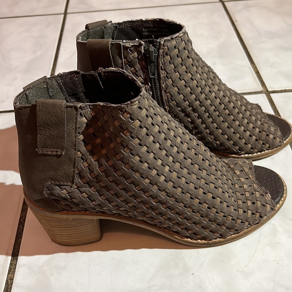 Journee Signature Devine Women's Peep Toe Leather Ankle Boots - Picture 9 of 14